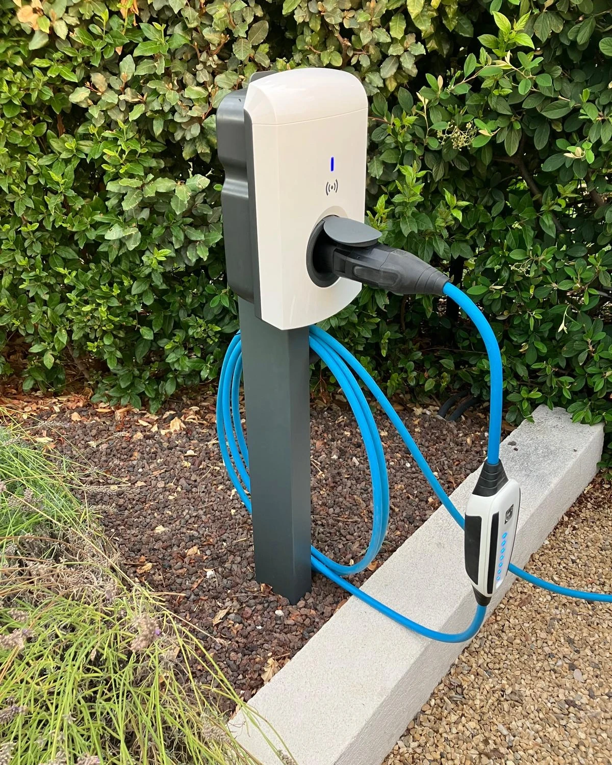 Bornes de recharge pour véhicules électriques – expertise IRVE